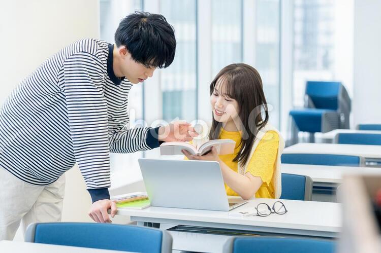 教員による個別指導の様子（PhotoACサンプル）